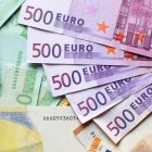 500 eurové bankovky na kope dalsich bankoviek