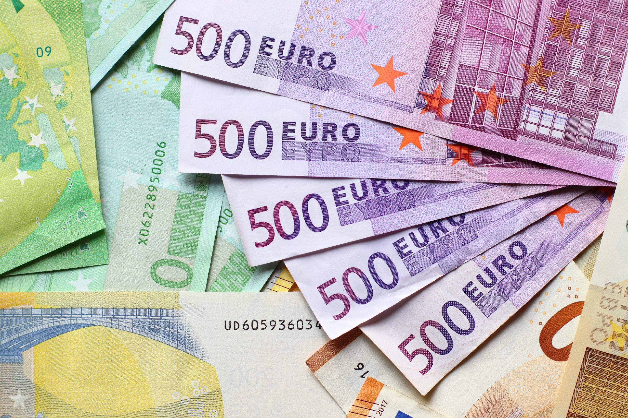 500 eurové bankovky na kope dalsich bankoviek